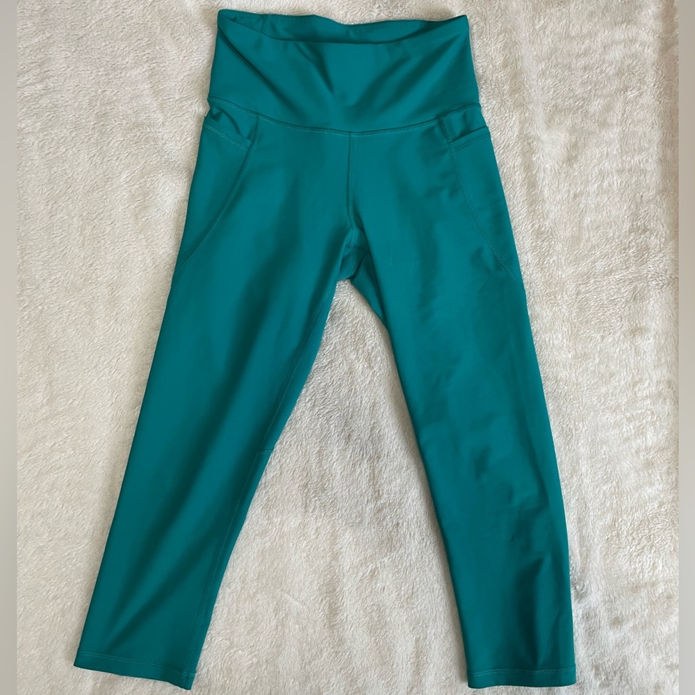 Old Navy Elevate Capri/Crop. EUC. Medium